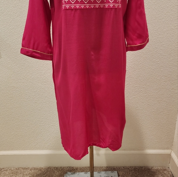 This elegant and adaptable kurti combines fashion with comfort - Picture 3 of 4
